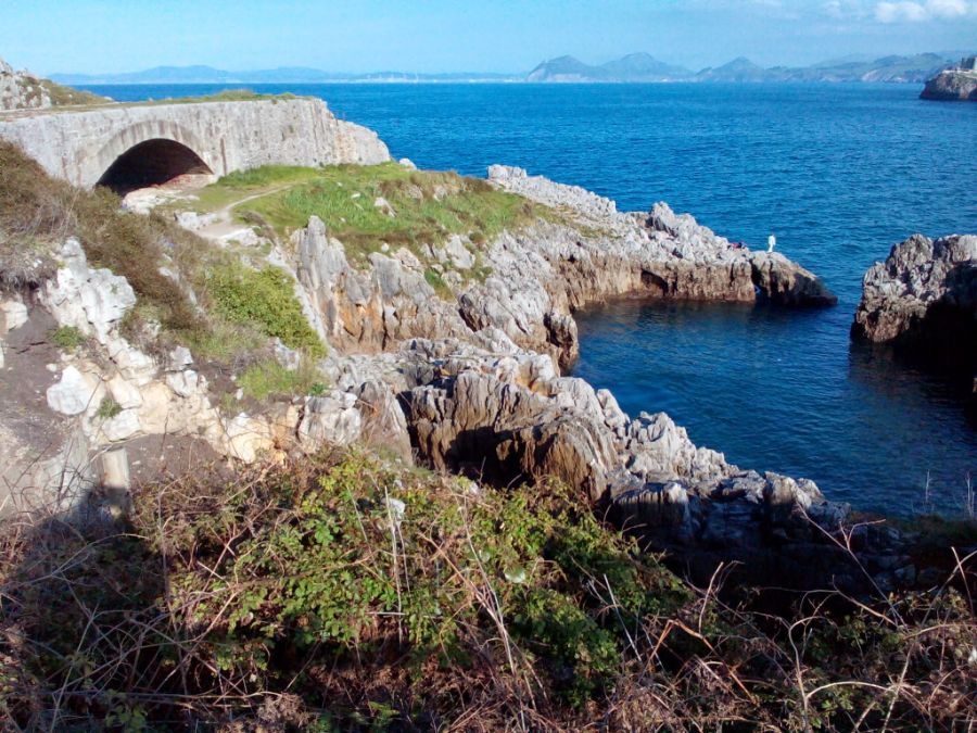 Kamenný most na skalnatém pobřeží moře.