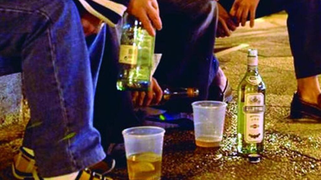 Botellon- kelímky láhve s alkoholem na zemi