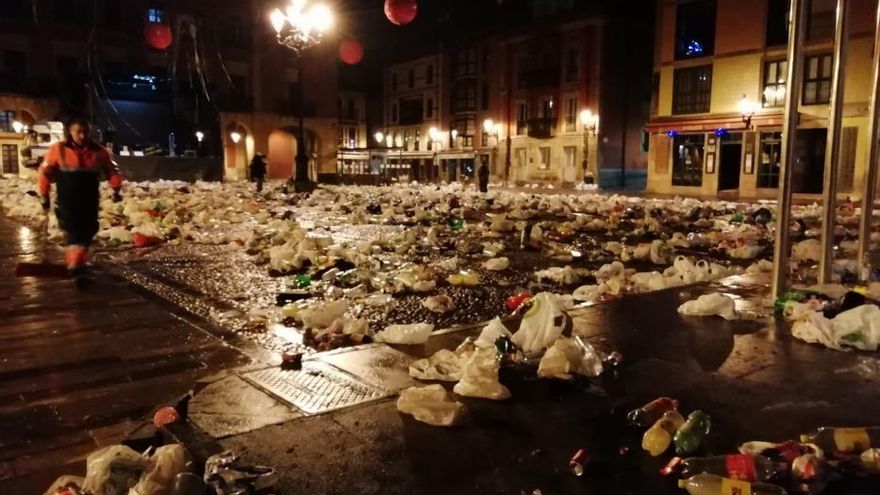 Náměstí plné odpadků po slavnosti